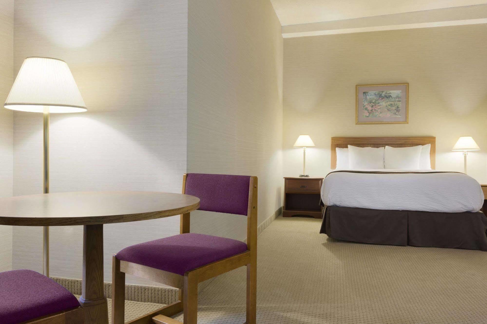 Days Inn By Wyndham Toronto East Beaches Zewnętrze zdjęcie